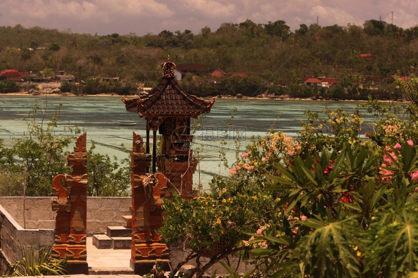 东南亚印度尼西亚巴厘岛附近的努沙伦邦根岛海岸亚洲印尼巴厘岛努萨莱姆邦根风景海岸图片