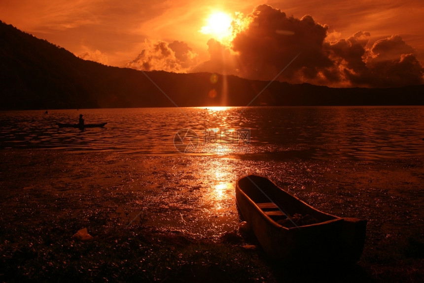 巴图尔湖的风景和巴图尔山在厘岛的图尔火山位于东南部的因多尼西亚图片