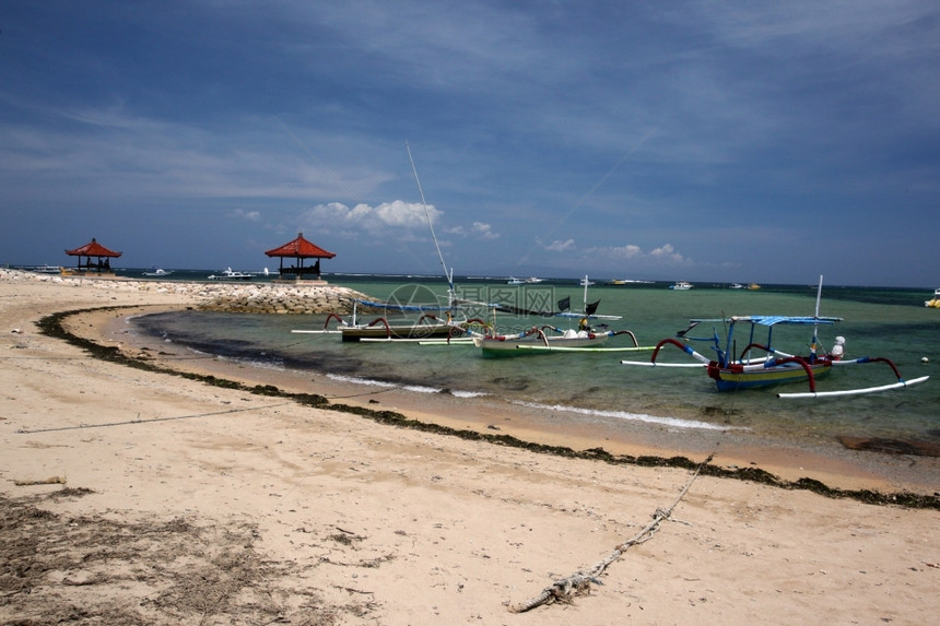 东南亚印度尼西亚巴厘岛附近的努沙伦邦根岛海岸亚洲印尼巴厘岛努萨莱姆邦根风景海岸图片