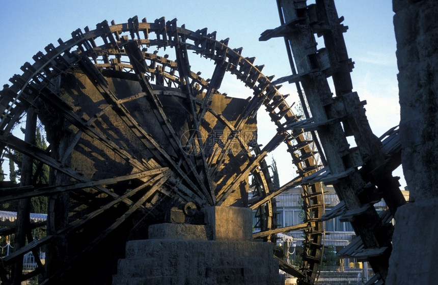 中东部哈马市传统木制水轮图片