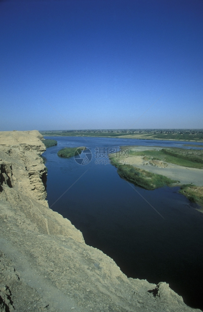 中东部Deirezzzur市附近的euphrates河图片