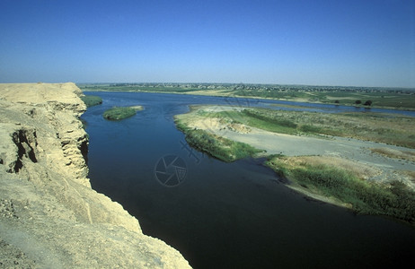 中东部Deirezzzur市附近的euphrates河图片