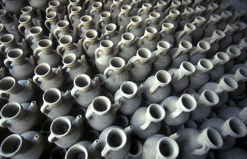 在北非洲埃及首都开罗旧城的一家陶瓷工厂人图片