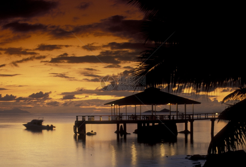 a海岸滩如果是印地安海中环礁群岛的Praslin岛图片