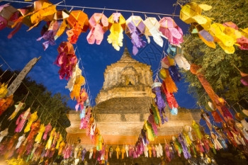 伊万里风铃节在泰国东南部北清迈市LoyKrathong节的WatLokmoli寺灯笼背景