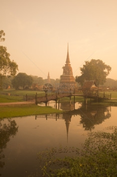 泰国东南部Bangkok以北的Ayutthaya市历史公园风景中的一座寺庙图片