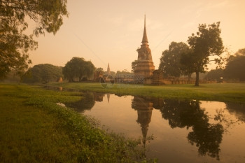 泰国东南部Bangkok以北的Ayutthaya市历史公园风景中的一座寺庙图片