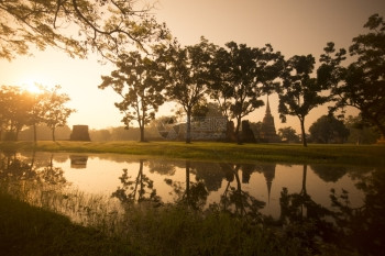 泰国东南部Bangkok以北的Ayutthaya市历史公园风景中的一座寺庙图片