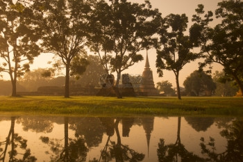 泰国东南部Bangkok以北的Ayutthaya市历史公园风景中的一座寺庙图片