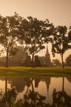 泰国东南部Bangkok以北的Ayutthaya市历史公园风景中的一座寺庙图片