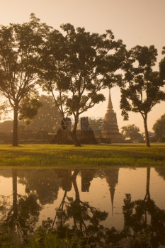 泰国东南部Bangkok以北的Ayutthaya市历史公园风景中的一座寺庙图片