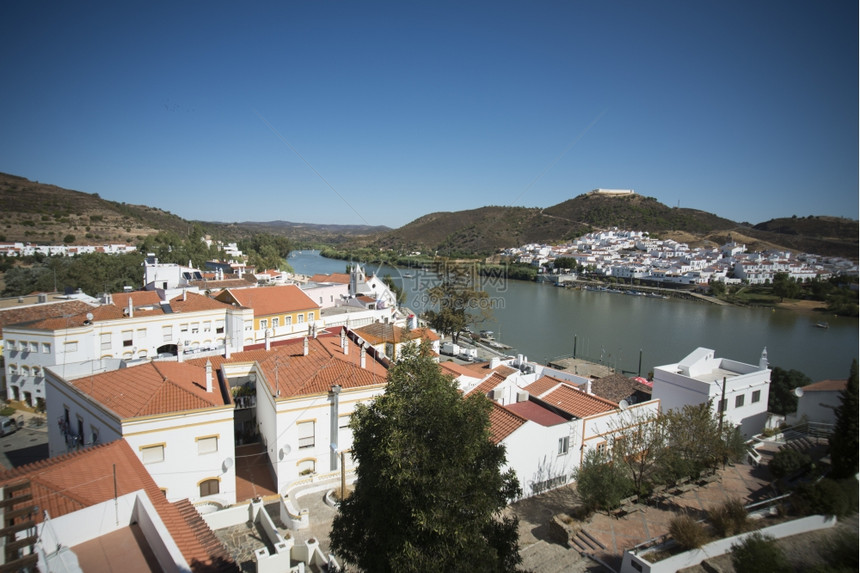 葡萄牙的Alcoutim镇和西班牙的瓜迪亚纳SanlucardeGuadiana镇位于葡萄牙南部欧洲Portugal边界的Rio图片