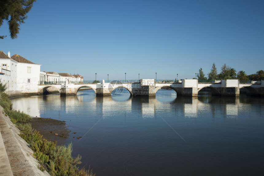 欧洲葡萄牙南部的东阿尔加夫旧城镇塔维拉庞特罗马纳大桥图片