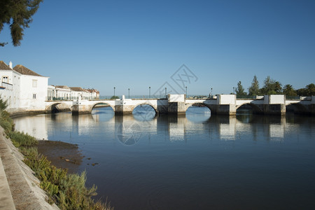 里约尼特罗大桥欧洲葡萄牙南部的东阿尔加夫旧城镇塔维拉庞特罗马纳大桥背景