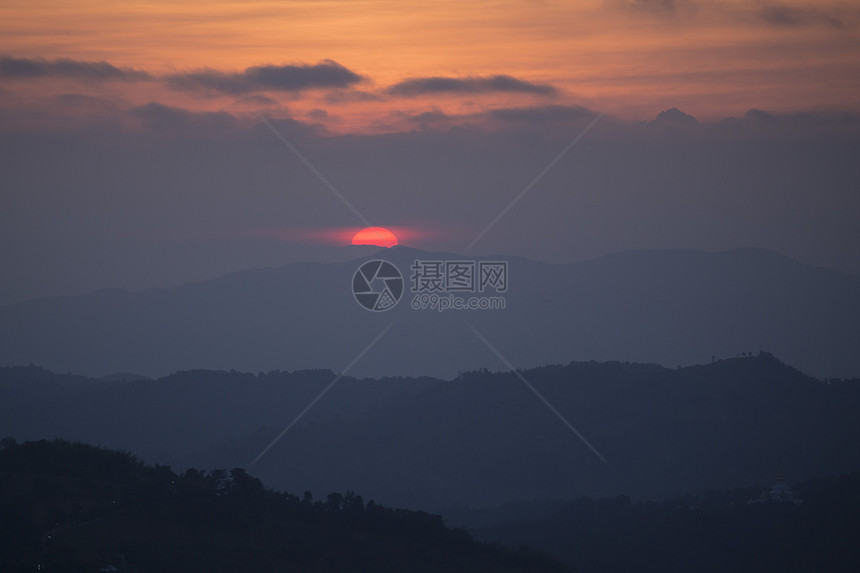 泰国北部清莱市面MaeSalong镇的风景和日出图片
