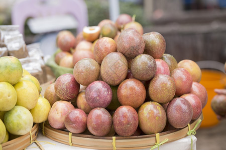 泰国北部清莱市一个集市上的西番莲或马拉瓜泰国清莱市场水果西番莲图片