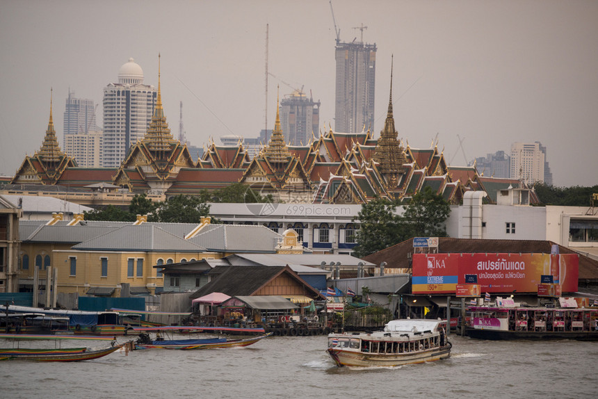 泰国曼谷市Chaophraya河上的皇宫和WatPhraKaew前的轮船运输泰国曼谷2017年月曼谷图片