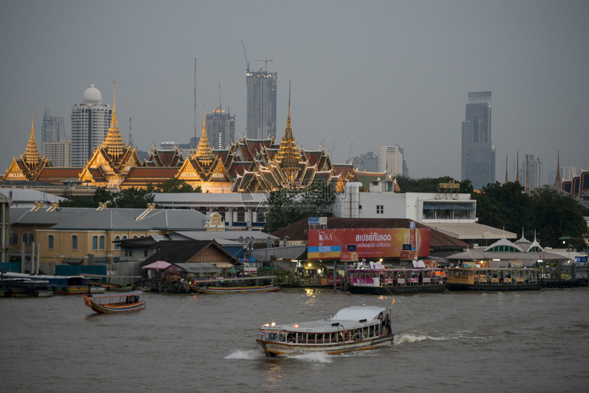 泰国曼谷市Chaophraya河上的皇宫和WatPhraKaew前的轮船运输泰国曼谷2017年月曼谷图片