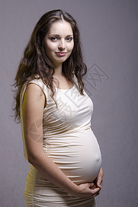 身穿紧衣服的怀孕女孩半长肖像图片