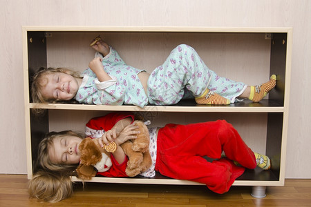 两个孩子躺在架上闭着眼睛像一辆有保留座位的汽车图片