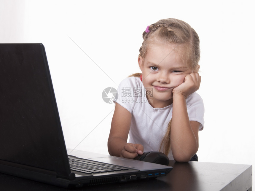 女孩坐在桌子上是笔记本电脑女孩工作静地工作图片