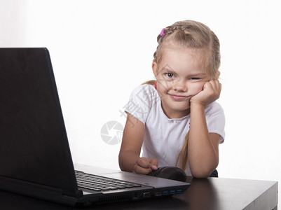 女孩坐在桌子上是笔记本电脑女孩工作静地工作图片