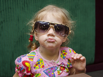 两岁大女孩戴上成人眼镜脸朝框里张大颊图片