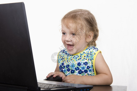 在笔记本电脑上工作的女孩笔记本电脑站在桌上图片
