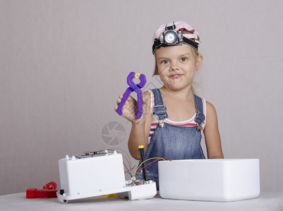 女孩在修理机和玩具微波炉中弄女孩图片