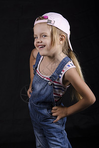 身着电工机械形象的四岁女孩肖像图片