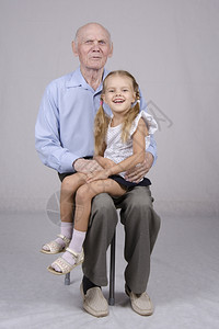 一个八十岁的老人肖像坐在孙女身边四年图片