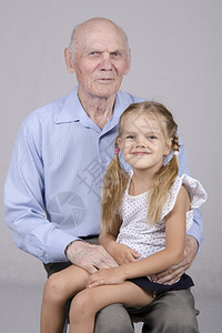 一个八十岁的老人肖像坐在孙女身边四年图片