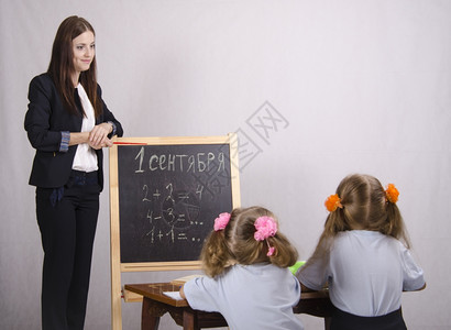 女孩站在黑板上9月1日写在黑板上背景图片