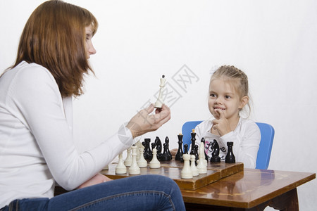 母亲和四岁的女儿坐在桌边下象棋妈讲述了形状图片