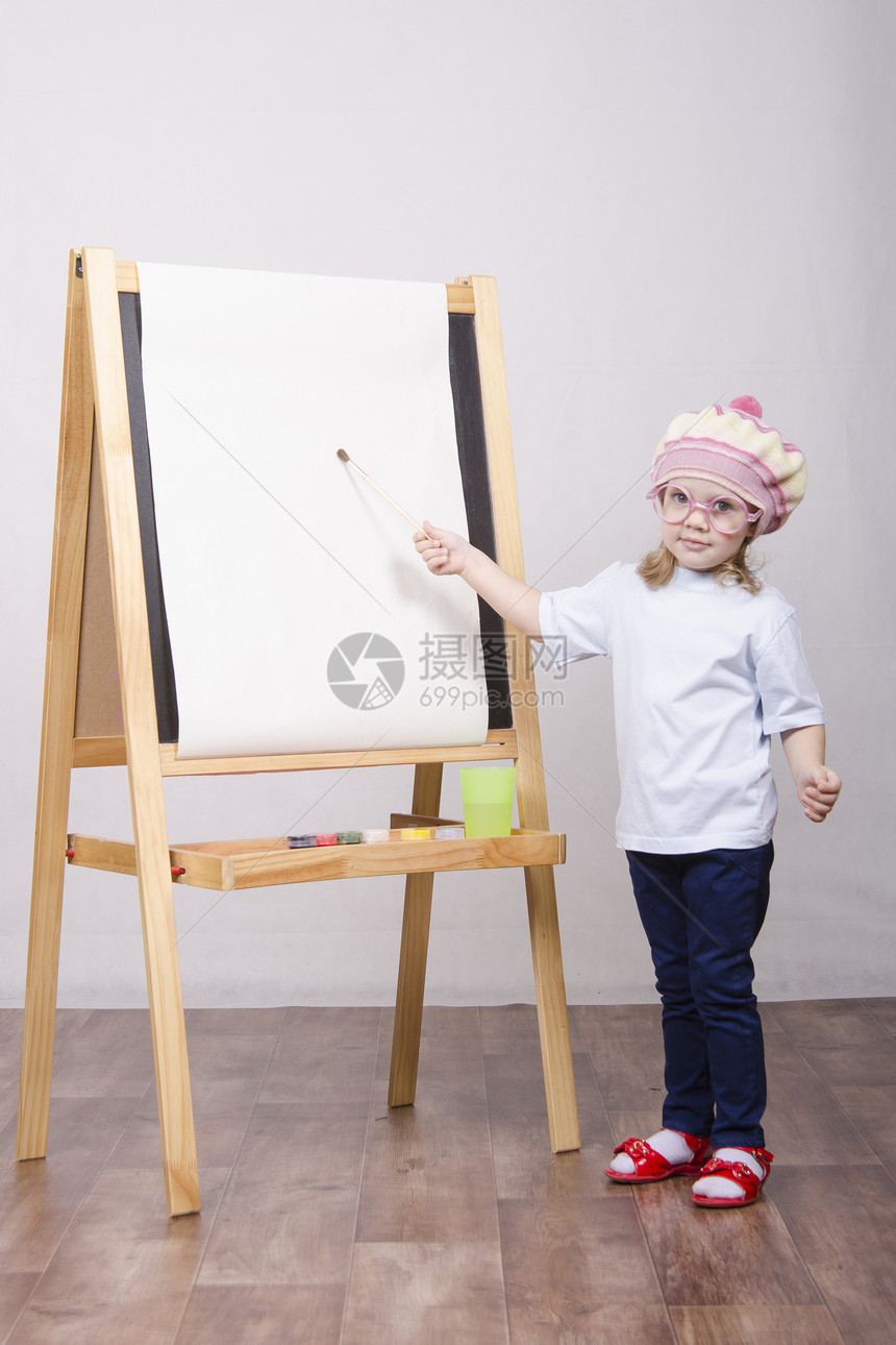 3岁女孩在艺术家中玩耍女孩画着衬衣图片