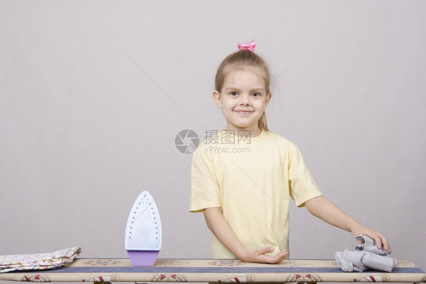 女孩在用熨斗烫衣服图片