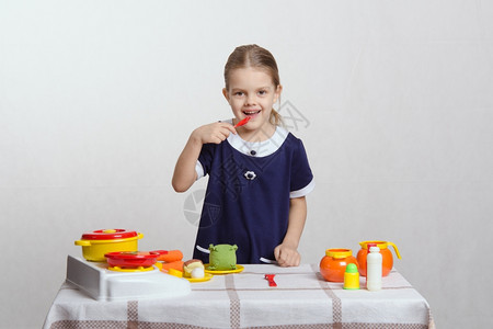小女孩着桌子上玩厨房玩具图片