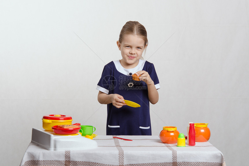 小女孩着桌子上玩厨房玩具图片