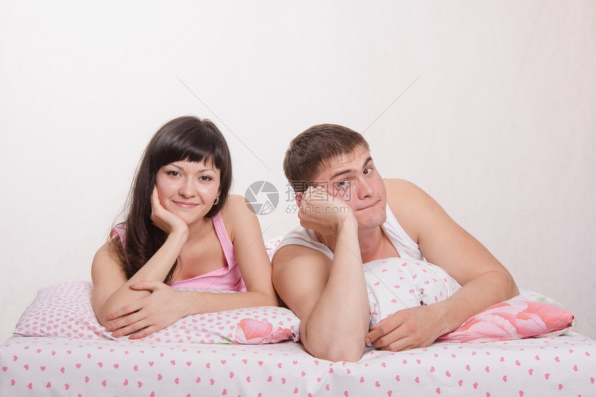 年轻美少女和躺在床上的男人休息图片