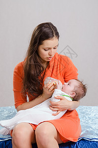 躺着妈妈身上喝牛奶的宝宝图片