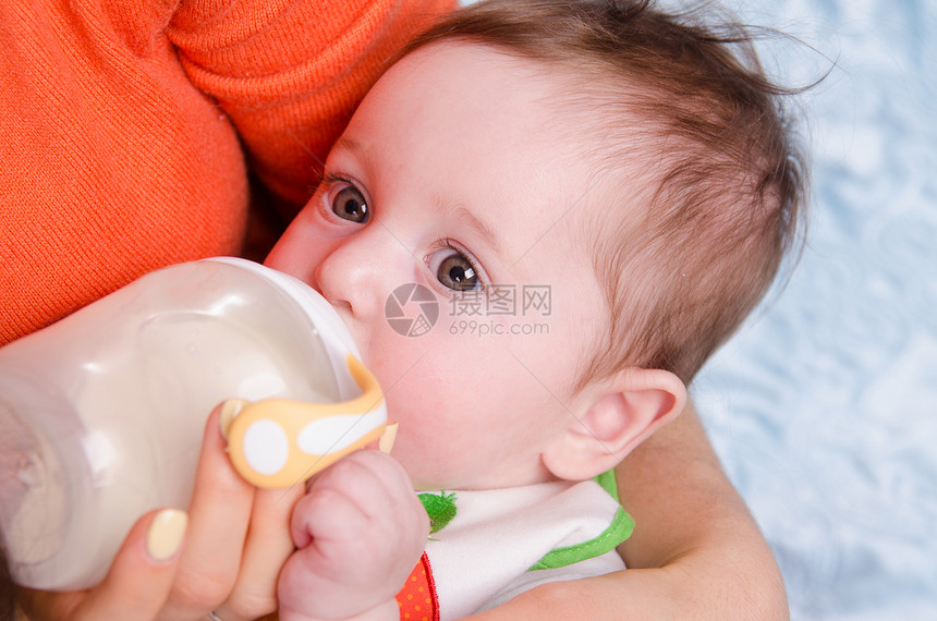 正在喝牛奶的婴儿肖像图片