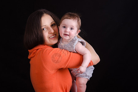 母亲和婴儿在6个母亲手中的肖像背景图片