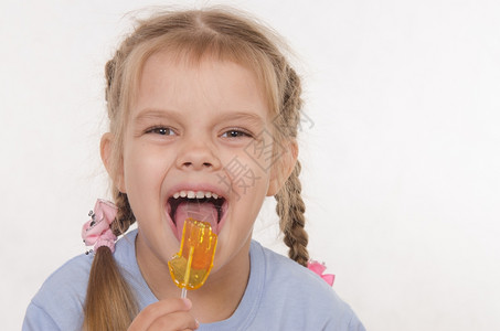 女孩热情地吃糖果图片