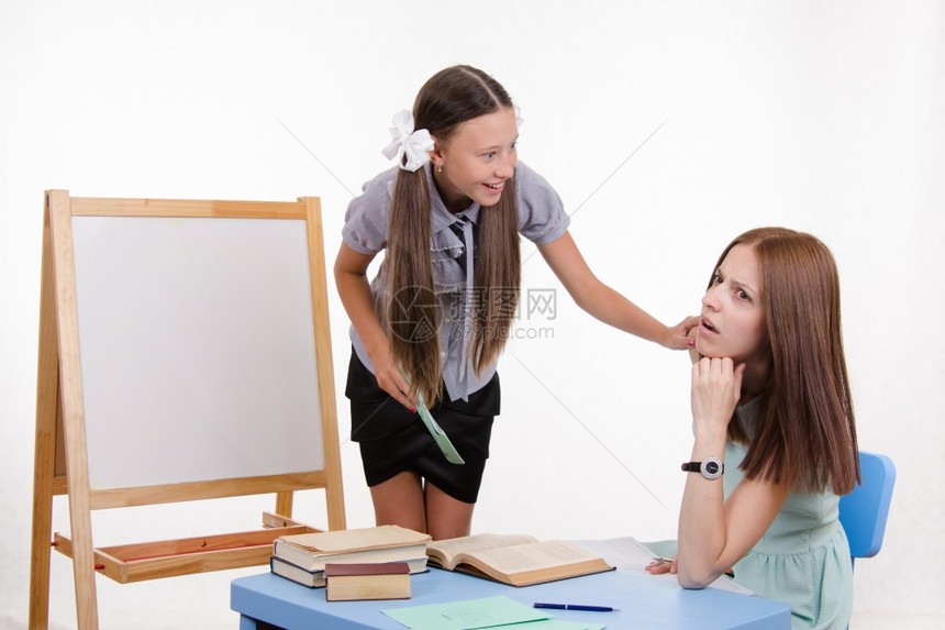 当学生在黑板上回答时老师睡着了图片