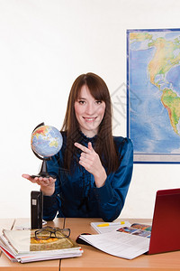 学校的地理教师拿着地球仪图片
