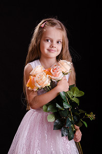 女孩拿着一束漂亮的花朵图片