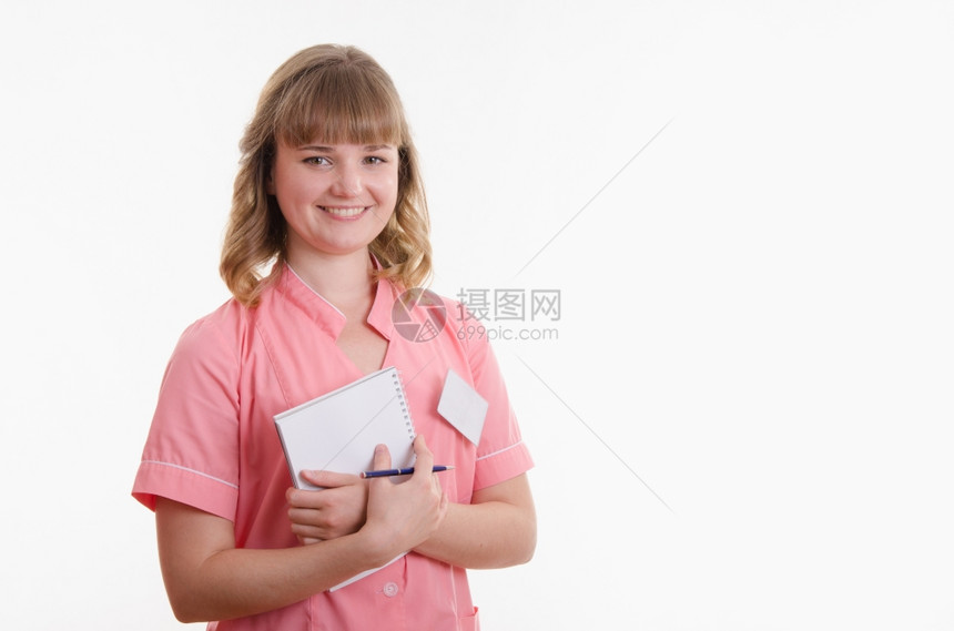 白色背景的年轻漂亮女医务工作者的肖像图片