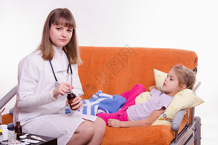 女孩生病了在看儿科医生图片
