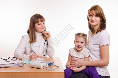 在儿科医生接待时有小孩的妇女图片
