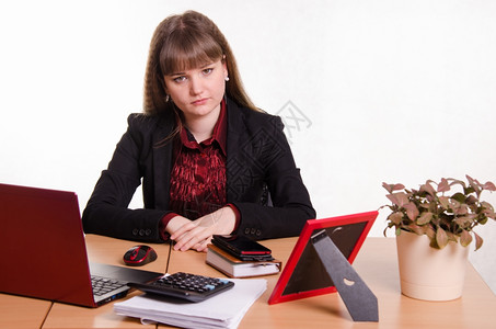 电脑办公室的可爱女商人坐在办公桌的可怜女孩图片